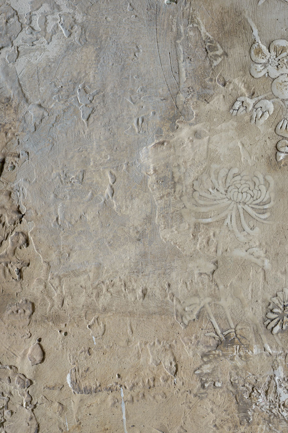 Dettaglio di giardino in bassorilievo che affiora dalla superficie. Pittura murale di Giada Giuliani