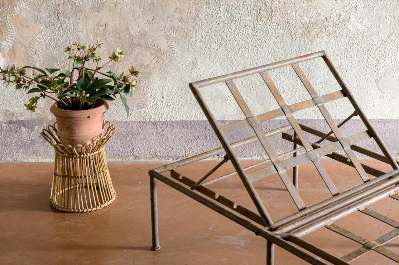 Pittura murale a calce e pigmenti naturali ocra e carta zucchero di Giada Giuliani. Vista della sala arredata.