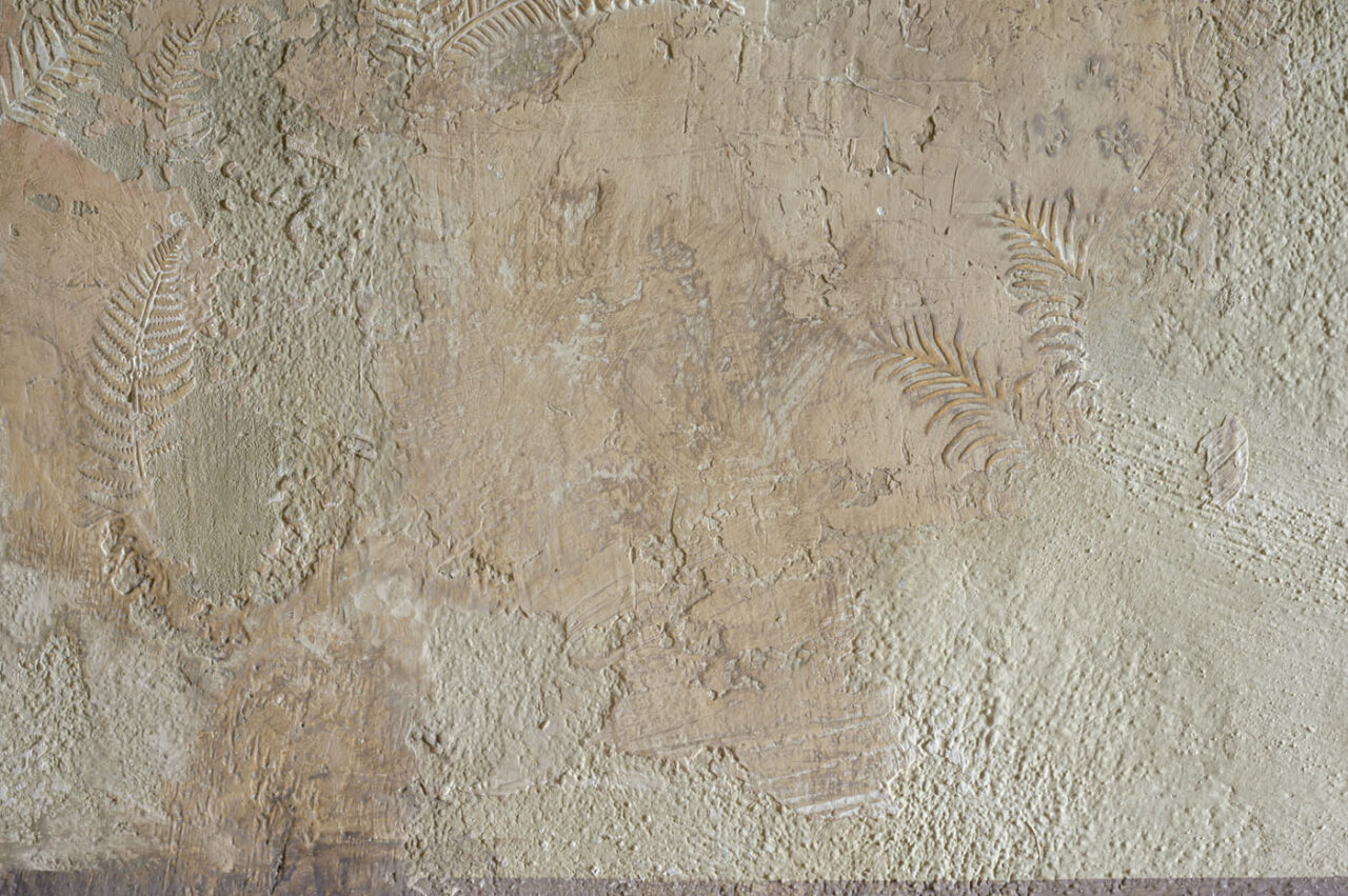 Pittura murale in bassorilievo con terre e ocra di Giada Giuliani.