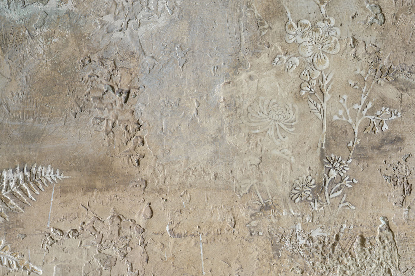 Giardino in bassorilievo che affiora dalla superficie. Pittura murale di Giada Giuliani.