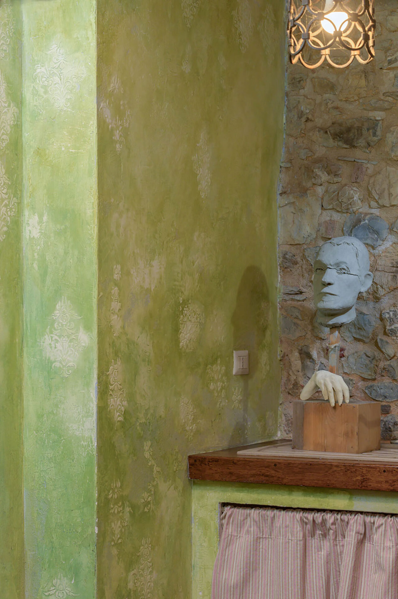 Pittura murale di Giada Giuliani realizzata con tecnica mista in stucco delabré e pigmenti naturali.