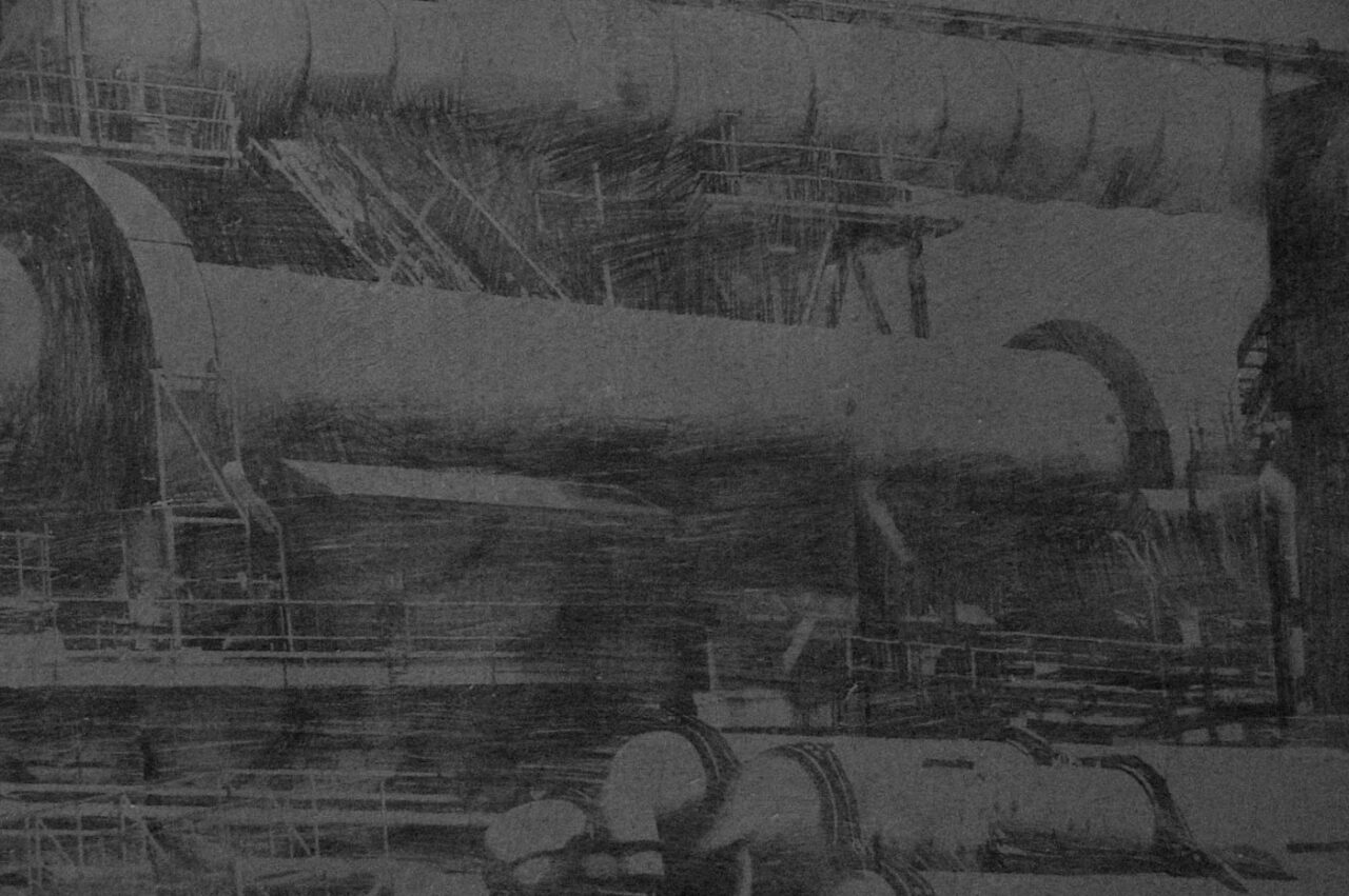 Dettaglio del murales d'autore che rappresenta delle condutture orizzontali industriali con stile disegno a matita.