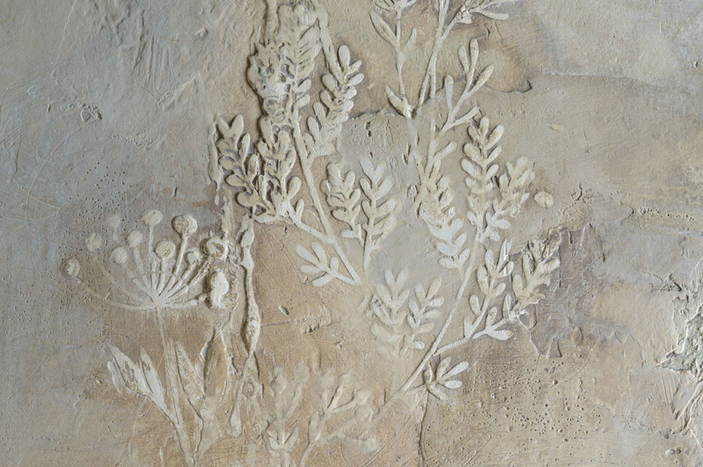 pittura murale a calce e pigmenti naturali, costruendo un giardino in bassorilievo che affiora dalla superficie.