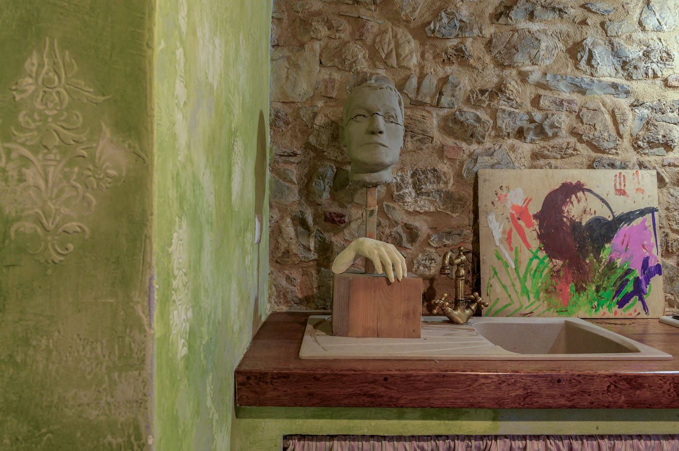 Murales in casa privata in stucco delabré e pigmenti naturali che richiama una tappezzeria damascata.