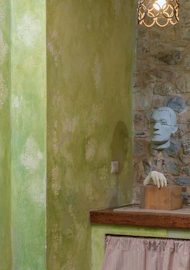 Pittura murale di Giada Giuliani realizzata con tecnica mista in stucco delabré e pigmenti naturali.